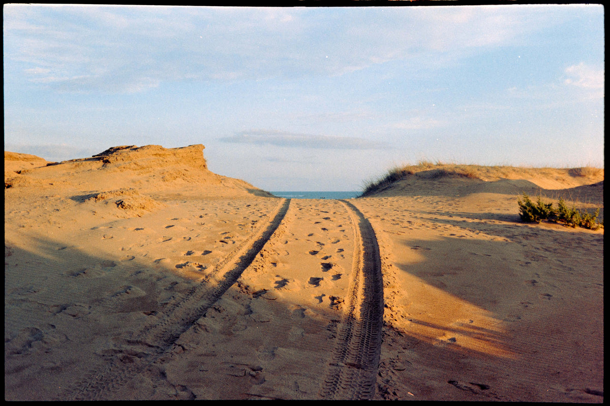 An affordable 35mm film with punchy color, subtle grain, and the nostalgic feel of the vacation snapshots our parents made in the 1980s.